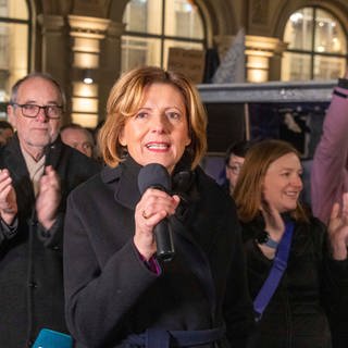 Malu Dreyer (SPD), rheinland-pfälzische Ministerpräsidentin, spricht bei der Kundgebung «Zeichen gegen Rechts" –  in der Mainzer Innenstadt.