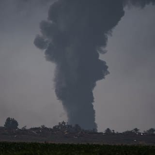 Rauch steigt im Gazastreifen in den Himmel, vom Süden Israels aus gesehen.