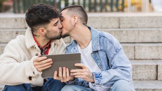 Schwules Pärchen beim Küssen