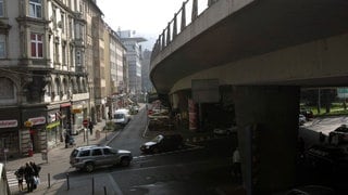 Paulinenbrücke - Hochstraße in der Innenstadt von Stuttgart. Archvifoto.