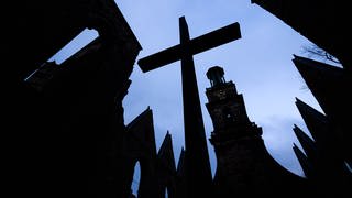 Ein Kreuz steht in der Aegidienkirche der evangelisch-lutherischen Marktkirchengemeinde.