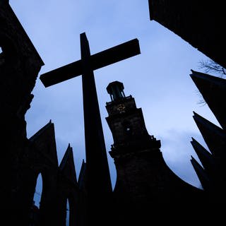 Ein Kreuz steht in der Aegidienkirche der evangelisch-lutherischen Marktkirchengemeinde.