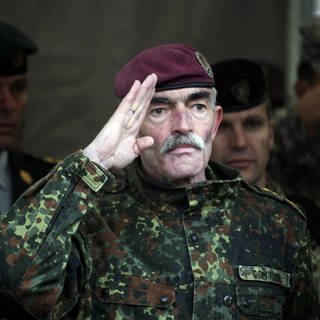 Hans-Lothat Domröse salutiert als Bundeswehr-General in Uniform bei einer NATO-Zeremonie 2015 in Riga