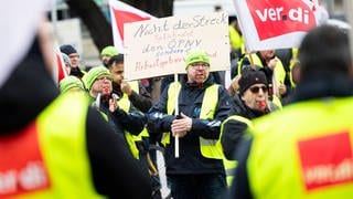 Teilnehmer einer Verdi-Demonstration mit Trillerpfeifen