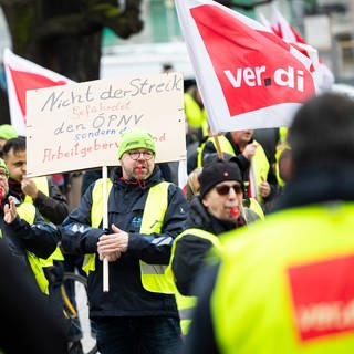 Teilnehmer einer Verdi-Demonstration mit Trillerpfeifen