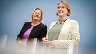 Nancy Faeser (l, SPD) und Lisa Paus (Bündnis 90Die Grünen)