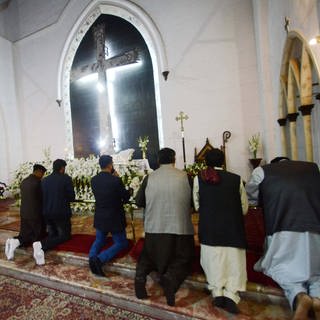 Christen treffen sich zu einer Messe in der  St. John's Cathedral Church in Pershawar, Pakistan
