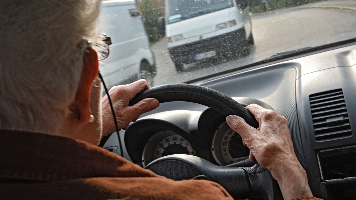EU-Parlament diskutiert über neue Führerschein-Regeln für ältere Menschen