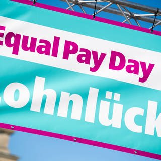 Plakat mit der Aufschrift "Equal Pay Day"