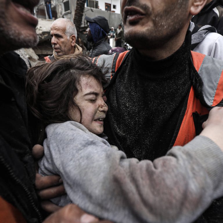 Rettung eines verletzten Mädchens nach einem israelischen Luftangriff 