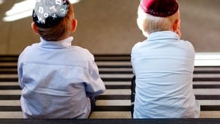 Zwei Jungen mit Kippa sitzen in der Talmud Tora Schule