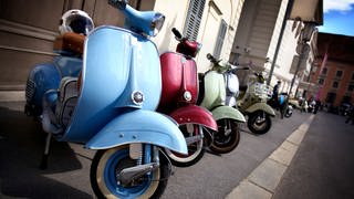 Bunte italienische Vintage-Roller und Vespas