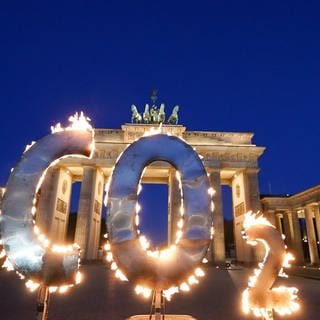 Vor dem Brandenburger Tor gemahnt ein CO2-Schriftzug an die Einhaltung der Klimaziele