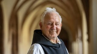 Bruder Stephan steht vor der Abteikirche des Klosters Himmerod