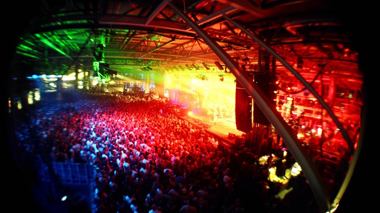 Das New Pop Festival 2003 in der Halle eines Automobilherstellers