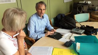 Christof Müller bereitet mit seiner Lese-Assistentin Frau Pfenning den Unterricht vor