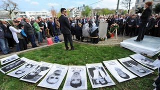 Die Porträts der Opfer der rechten Terrorgruppe NSU liegen  auf einer Gedenkveranstaltung für Halit Yozgatin in Kassel. Halit war das mutmaßlich letzte Opfer der Terrorgruppe NSU. 