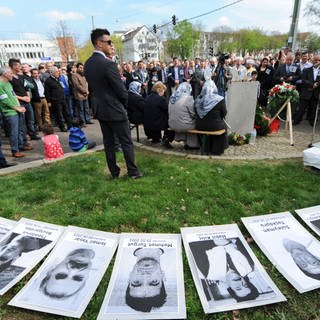 Die Porträts der Opfer der rechten Terrorgruppe NSU liegen  auf einer Gedenkveranstaltung für Halit Yozgatin in Kassel. Halit war das mutmaßlich letzte Opfer der Terrorgruppe NSU. 