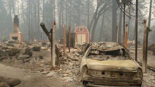 Ein ausgebrannter Pkw und Trümmer nach dem Waldbrand, dem sogenannten «Camp»-Feuer 2018 in Paradise, Kalifornien
