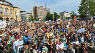 Fridays For Future in Freiburg im Mai 2019. Mehr als 8000 junge, aber auch ältere Menschen nahmen an der Demonstration gegen Erderwärmung und Klimawandel teil.