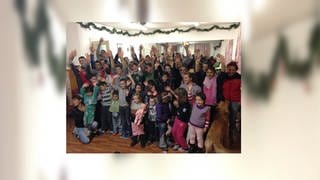 Das Kinderheim "Stern der Hoffnung" in Alba IuliaRumänien. Kinder winkend in einem Raum
