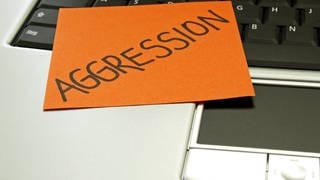 Notizzettel auf Laptop: Aggression