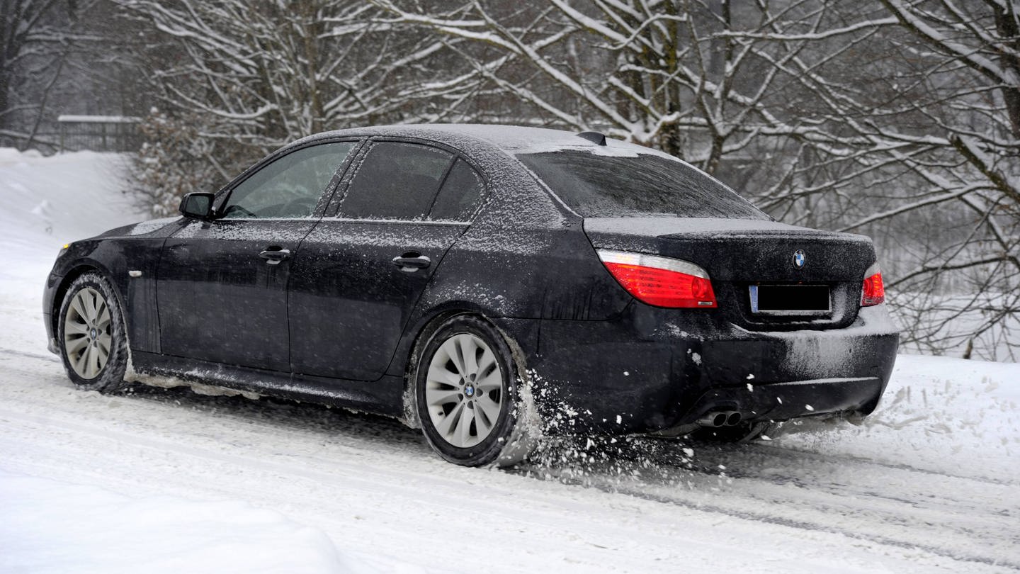 Winterreifen - Der 5er BMW spritzt den Schnee hinterher