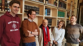 Helmut Kramer mit Jurastudierenden, (v.l.) Timo Albrecht, Tim Schütz, Helmut Kramer, Papaie Georgie und Florian Philippi