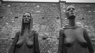 Bronzeplastiken zweier weiblicher Inhaftierter im KZ Ravensbrück