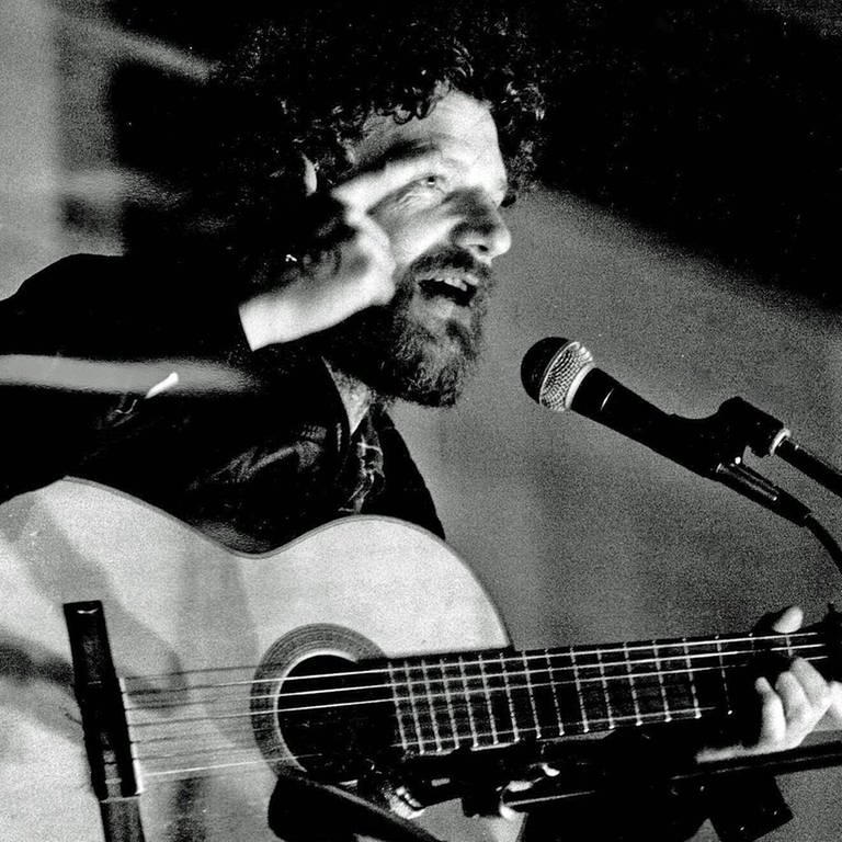 Der linke Liedermacher Walter Mossmann bei einem Auftritt in Kassel 1977 (Foto: IMAGO, IMAGO / Eckhard Stengel)
