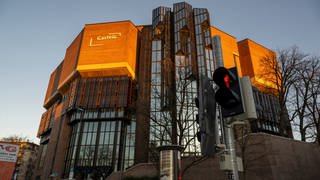 Eine Ampel steht vor dem Gebäude des Gasteig im Stadtteil Haidhausen auf Rot.