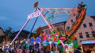 Schiffschaukel Nessy am Markt, Allerheiligenkirmes, Soest, Westfalen, Nordrhein-Westfalen, Deutschland, Europa. Archivfoto