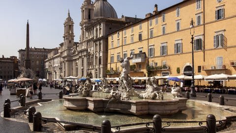 Blick auf die Piazza Navona mit Kirche Santa Agnese und dem 4-Flüsse-Brunnen
