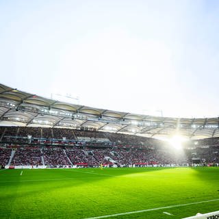 Grüner Rasen der MHP Arena in Stuttgart 