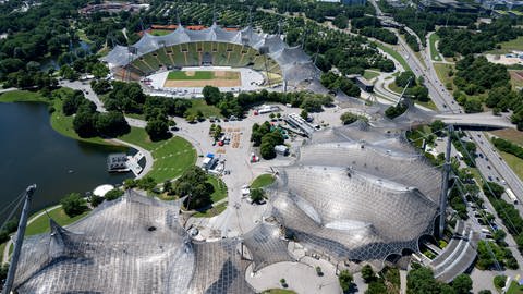 Der Olympiapark mit der Schwimmhalle, dem Olympiastadion und der Olympiahalle aufgenommen vom Olympiaturm. 
