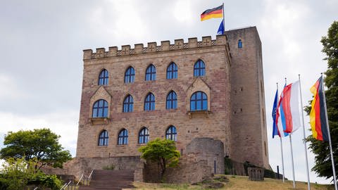 Fassade Hambacher Schloss mit wehenden Fahnen