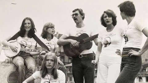 Jugendpfleger Uli Holzhausen und städtische Mitarbeiterinnen präsentieren Festival-T-Shirt