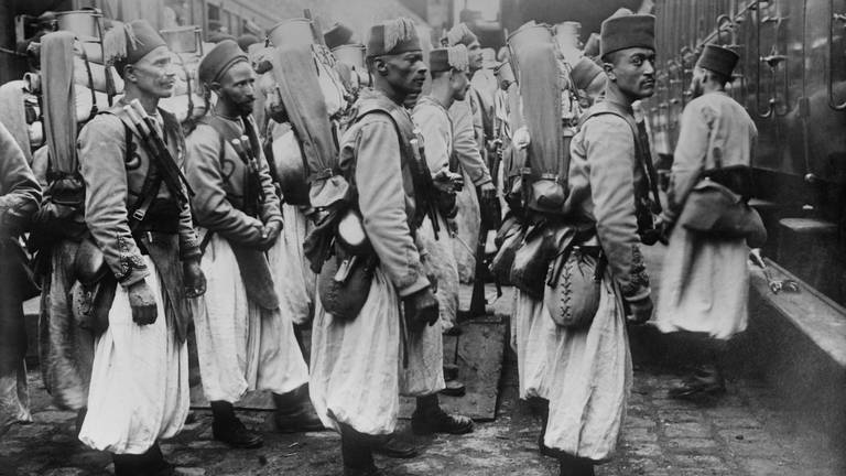 Historische Aufnahme von algerischen Soldaten, die Frankreich während des Ersten Weltkriegs erreichen