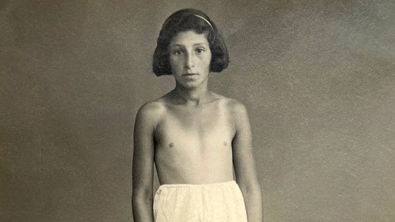 Susanne Kaiser mit nacktem Oberkörper von den Nazis zur "rassespezifischen" Untersuchung fotografiert.