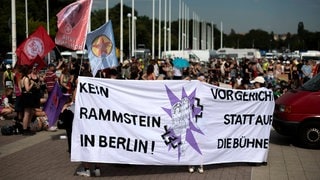 Demonstranten mit einem Transparent „Kein Rammstein in Berlin! Vor Gericht statt auf die Bühne“