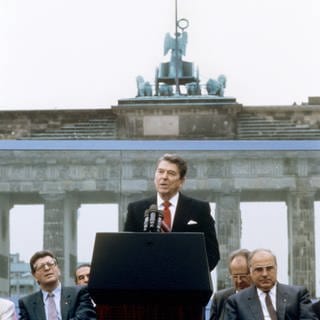 Ronald Reagan während seiner Rede vor der Berliner Mauer