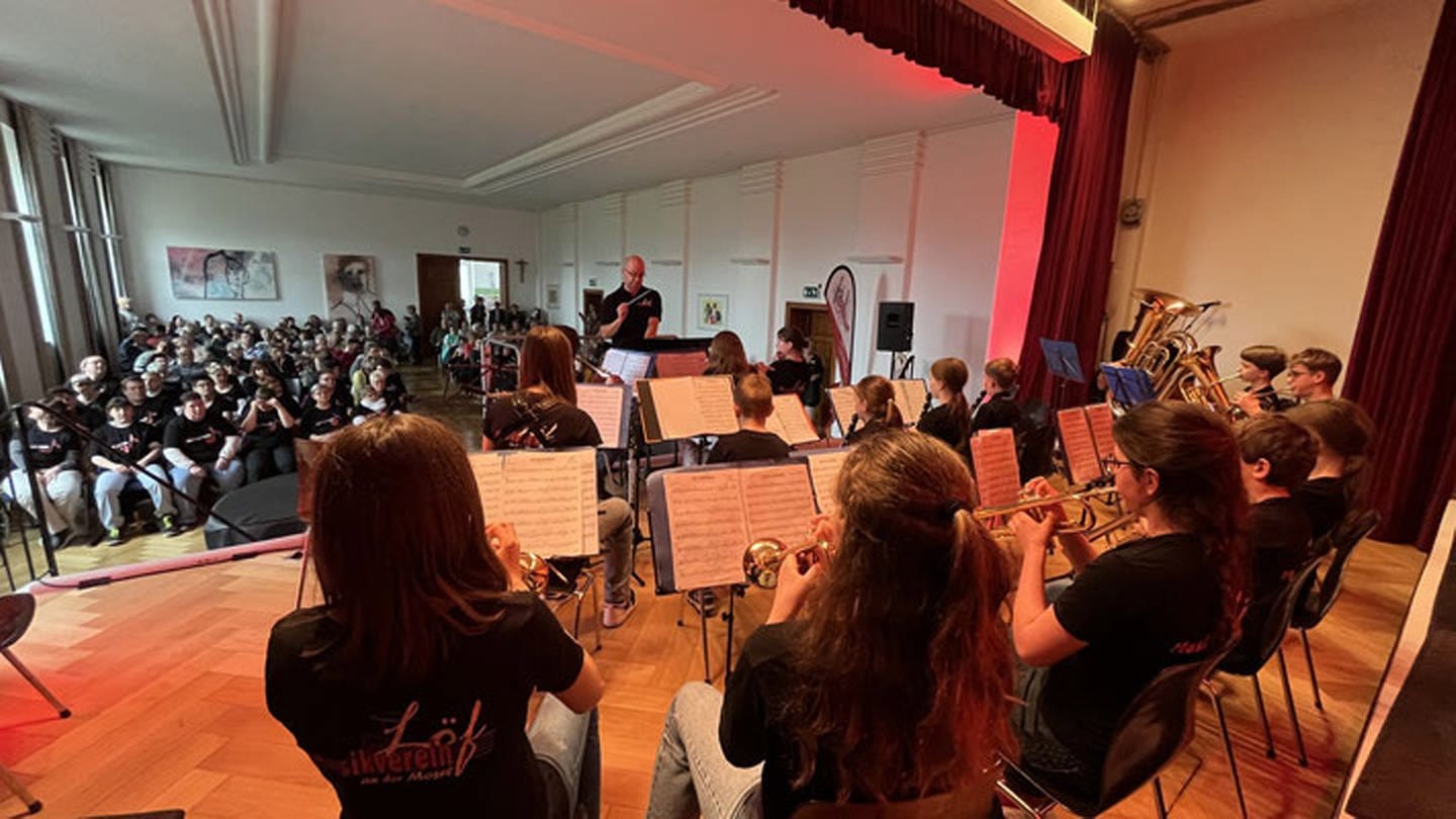 Inklusion durch Musik: Das Jugendorchester Löf musiziert gemeinsam mit behinderten Menschen