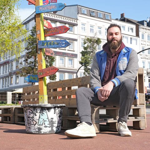 Der Ex-Obdachlose Dominik Bloh am 02.04.2019 auf dem Spielbudenplatz an der Reeperbahn im Stadtteil St. Pauli in Hamburg.