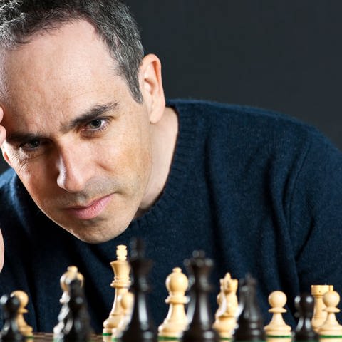 Man playing chess Symbolfoto