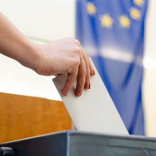 Eine Frau wirft ihren Wahzettel für die Europawahl ein.