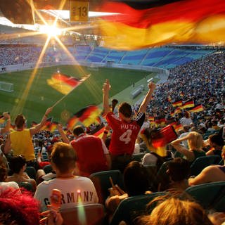 Tausende Leipziger schauen die Live-Übertragung des WM-Halbfinales Deutschland gegen Italien im Zentralstadion Leipzig