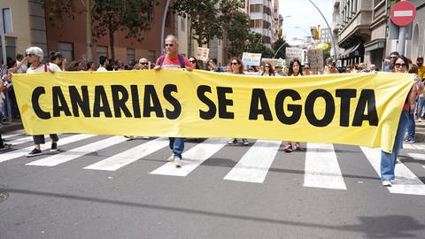 Mitte April zeigten unter dem Motto "Die Kanaren haben eine Grenze" 55.000 Menschen auf den Kanarischen Inseln ihren Ärger. Mehrere Menschen waren zwischenseitlich auch in den Hungerstreik getreten.
