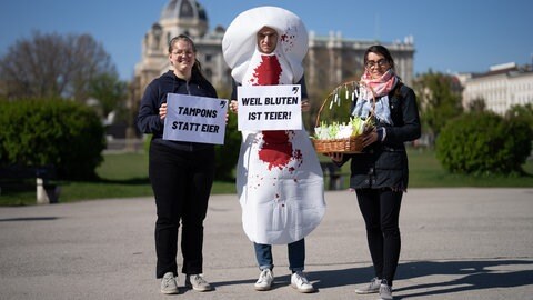 Die Sozialistische Jugend Österreich (SJÖ) veranstaltet 2022 zum Thema Periodenarmut eine Aktion unter dem Motto "Tampons statt Eier - weil Bluten ist teier!"