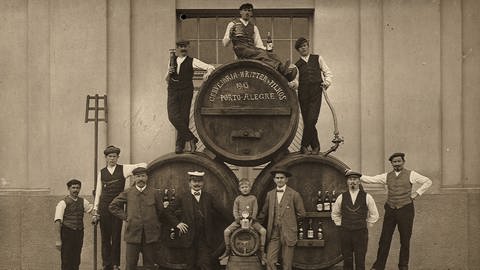 Schwarz-Weiß-Foto Mitarbeiter der Brauerei Ritter in Port Allegre haben sich zum Gruppenbild aufgestellt