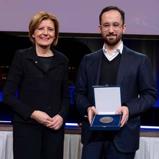 Malu Dreyer und der Pianist Igor Levit bei der Verleihung der der Buber-Rosenzweig-Medaille
